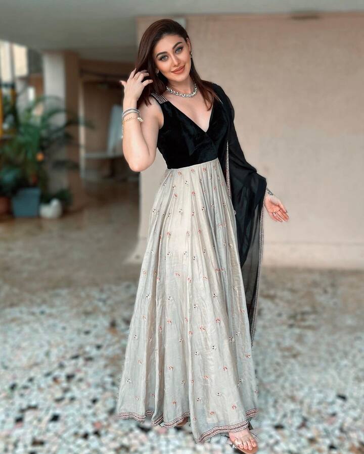 शेफालीने या फोटोशूटमध्ये ग्रे आणि काळ्या रंगाचा ड्रेस परिधान केला आहे. तिने न्यूड मेकअपसह तिचा लूक पूर्ण केला आहे. (फोटो सौजन्य :shefalijariwala/इंस्टाग्राम)