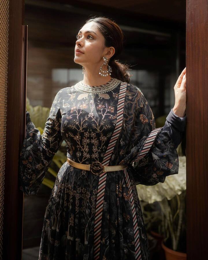 मृणालने आपल्या चित्रपटांनी सर्वांची मने जिंकली आहेत. (फोटो सौजन्य :mrunalthakur/इंस्टाग्राम)