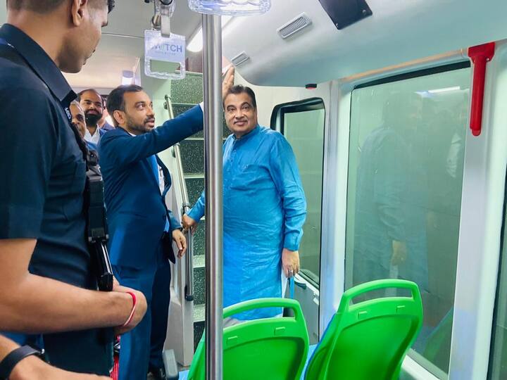 इस इलेक्ट्रिक डबल डेकर बस में सिंगल डेकर बस के मुकाबले दोगुना यात्री एक बार में सवारी कर सकते हैं. अब तक Switch इंडिया को 200 इलेक्ट्रिक बस के आर्डर मिल चुके हैं.