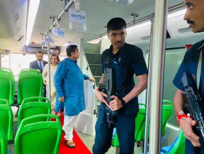 ਇਸ ਇਲੈਕਟ੍ਰਿਕ ਡਬਲ-ਡੈਕਰ ਬੱਸ ਵਿੱਚ, ਸਿੰਗਲ-ਡੈਕਰ ਬੱਸ ਦੇ ਮੁਕਾਬਲੇ ਇੱਕ ਵਾਰ ਵਿੱਚ ਦੁੱਗਣੇ ਯਾਤਰੀ ਸਵਾਰ ਹੋ ਸਕਦੇ ਹਨ। ਹੁਣ ਤੱਕ, ਸਵਿਚ ਇੰਡੀਆ ਨੂੰ 200 ਇਲੈਕਟ੍ਰਿਕ ਬੱਸਾਂ ਦੇ ਆਰਡਰ ਮਿਲ ਚੁੱਕੇ ਹਨ।