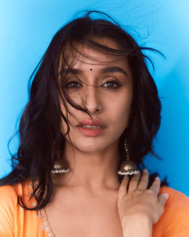 इतना नहीं श्रद्धा कपूर की लहराती हुईं जुल्फें उनकी इन लेटेस्ट तस्वीरों को और भी खूबसूरत बना रही हैं. जिन्हें देखकर आप भी उनके दीवाने हो जाएंगे.