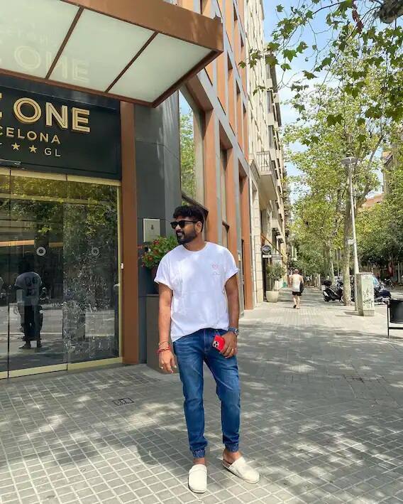 બીજી તસવીરોમાં વિગ્નેશ શિવાન પત્ની નયનતારાની સાથે બાર્સિલોનાના રસ્તાંઓ પર રોમાન્ટિક પૉઝ આપી રહ્યો છે.