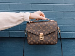 ప్రేయసి హ్యాండ్ బ్యాగ్‌‌పై మూత్రం పోసిన ప్రియుడు - ఊహించని తీర్పిచ్చిన కోర్టు