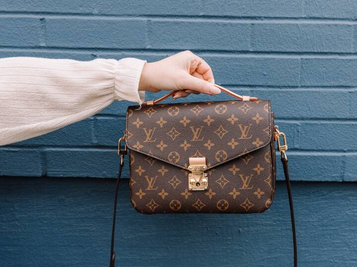 Man ordered to pay ex-girlfriend Rs 90,000 for urinating her Louis Vuitton bag during argument ప్రేయసి హ్యాండ్ బ్యాగ్‌‌పై మూత్రం పోసిన ప్రియుడు - ఊహించని తీర్పిచ్చిన కోర్టు