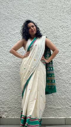 In Pics : पांढरी साडी, मोकळे केस, हास्य खुललं; स्वराचा भन्नाट बोल्ड अवतार