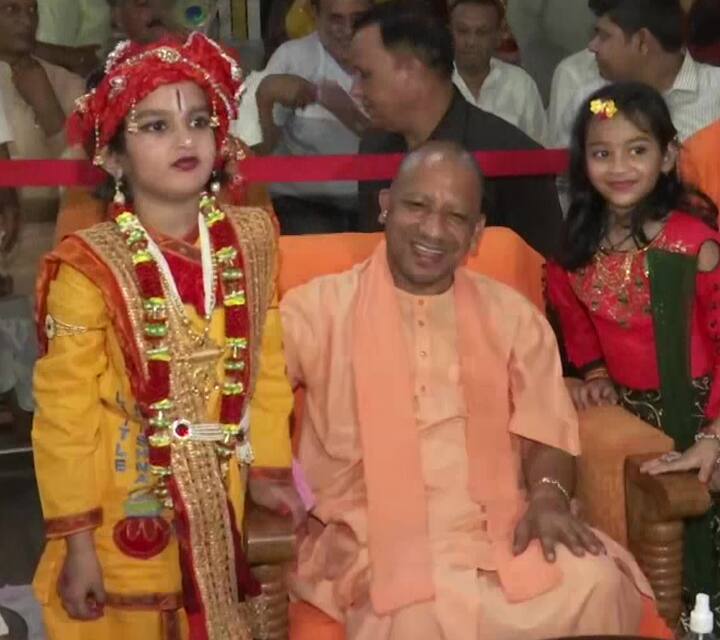 इससे पहले उन्होंने प्रदेशवासियों को त्योहार की शुभकामनाएं दीं. उन्होंने ट्विटर पर लिखा, 'श्रीकृष्ण जन्माष्टमी' की सभी प्रदेश वासियों एवं श्रद्धालुओं को हार्दिक बधाई व शुभकामनाएं.