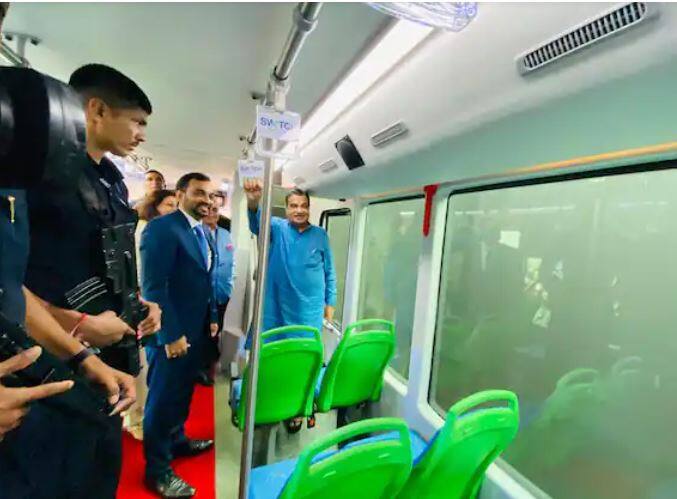 ਸਵਿੱਚ EiV 22 ਇਲੈਕਟ੍ਰਿਕ ਬੱਸ ਲੇਟੈਸਟ ਤਕਨਾਲੋਜੀ, ਅਲਟ੍ਰਾ ਮਾਡਰਨ ਹੈ ਅਤੇ ਬਹੁਤ ਸਾਰੀਆਂ ਸੁਰੱਖਿਆ ਵਿਸ਼ੇਸ਼ਤਾਵਾਂ ਹਨ। Switch EiV 22 ਦੀ ਨਵੀਂ ਇਲੈਕਟ੍ਰਿਕ ਡਬਲ-ਡੈਕਰ ਬੱਸ ਨੂੰ ਇਸ ਤਰੀਕੇ ਨਾਲ ਡਿਜ਼ਾਈਨ ਕੀਤਾ ਗਿਆ ਹੈ ਕਿ ਇਹ ਦੇਸ਼ ਵਿੱਚ ਜਨਤਕ ਆਵਾਜਾਈ ਵਿੱਚ ਇੱਕ ਵੱਡੀ ਕ੍ਰਾਂਤੀ ਲਿਆਵੇਗੀ।