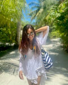 समंदर किनारे Surbhi Jyoti का कातिलाना अंदाज देख घायल हुए फैंस, शॉर्ट ड्रेस में कुछ यूं दिए पोज