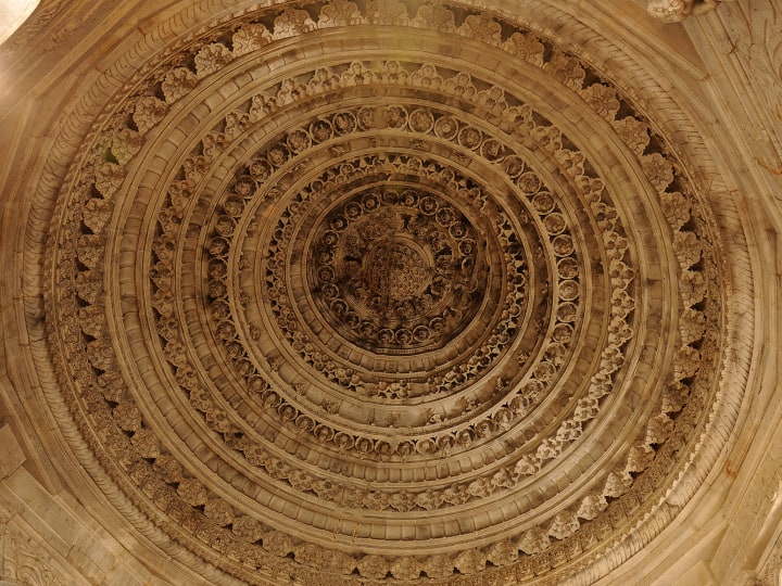 मान्यता के अनुसार, गर्भगृह में रखा गया यंत्र उज्जैन और नेपाल में शक्तिपीठों के अंदर रखे गए मूल यंत्र से जुड़ा है. माना जाता है कि यंत्र में इक्यावन अक्षर होते हैं. यंत्र पर पूजा प्रत्येक माह की 