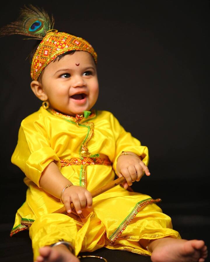यात धनश्रीचा लाडका लेक म्हणजेच कबीरला तिने कृष्णाच्या रूपात सजवलं आहे.हातात बासरी डोक्यावर मोरपीस अश्या गोंडस रूपात कबीर फारच गोड दिसत आहे.