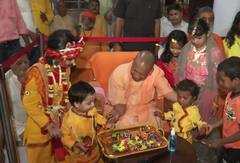 Janmashtami 2022: जन्माष्टमी के मौके पर गोरखनाथ मंदिर पहुंचे CM योगी, बच्चों के बीच बांटी मिठाइयां, देखें तस्वीरें