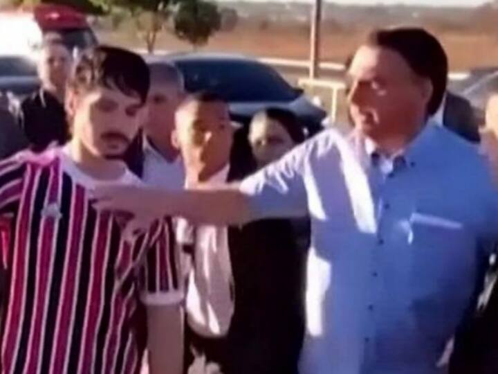 Brazilian President Jair Messias Bolsonaro snatches young man phone video viral Viral Video: सेल्फी लेना चाह रहा था शख्स, भड़के ब्राजील के राष्ट्रपति बोल्सोनारो छीनने लगे फोन