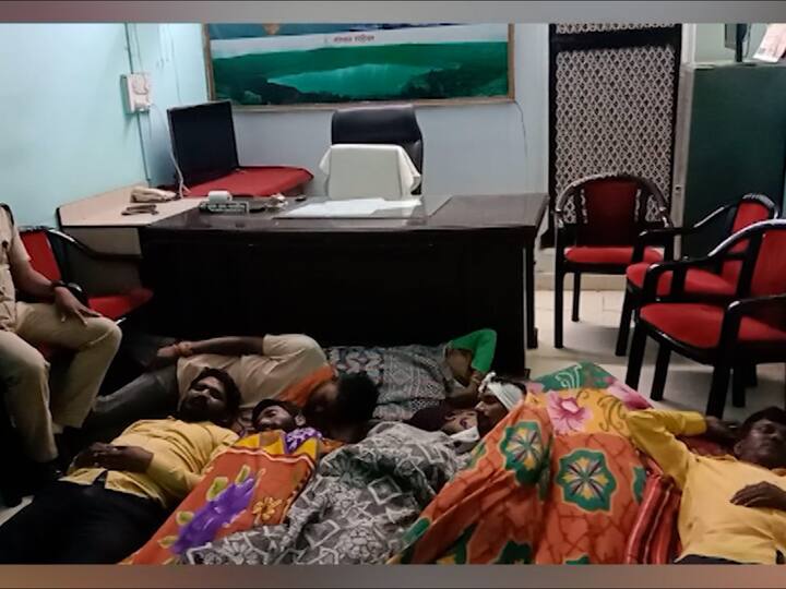 आता ग्रामस्थ आणि कुटुंबियांनीसंतोष गाळकर यांचा शोध घ्यावा या मागणीसाठी थेट गटविकास अधिकाऱ्यांच्या दालनात ठिय्या दिला आहे. गटविकास अधिकाऱ्यांच्या दालनातच ग्रामस्थ झोपले तसंच जेवणही तिथेच करत आहेत.