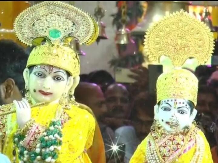 Krishna Janmashtami 2022: जन्माष्टमी पर ग्वालियर के प्राचीन गोपाल मंदिर में भगवान श्रीकृष्ण का दिव्य श्रृंगार किया गया. करोड़ों के कीमती गहने प्रभु को सजाने के लिए पहनाए गए.