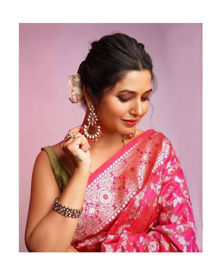 नुकतेच प्राजक्ता माळी हिने एका हटके साडीत फोटोशूट केले आहे.