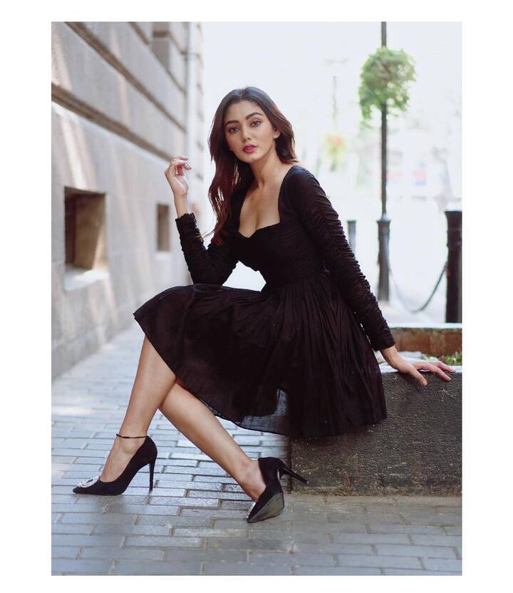 सना मकबूल ने छोटे पर्दे पर अपनी एक्टिंग के अलावा खूबसूरती तो बिखेरी ही है, साथ ही सोशल मीडिया पर भी काफी एक्टिव रहती हैं.