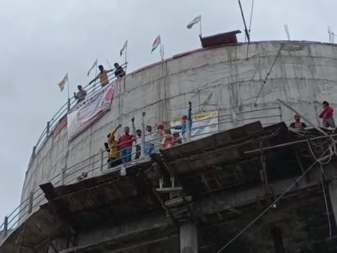 NCP workers protest in Wardha for pantpradhan gharkul awas yojana Amount of grant घरासाठी शोले स्टाईल आंदोलन, वर्ध्यात राष्ट्रवादीचे कार्यकर्ते चढले पाण्याच्या टाकीवर 