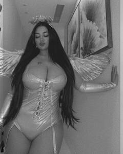 Pakistani Actress: पूनम पांडे को भी मात देती है इस पाकिस्तानी एक्ट्रेस की बोल्डनेस, तस्वीरें कर देंगी क्लीन बोल्ड