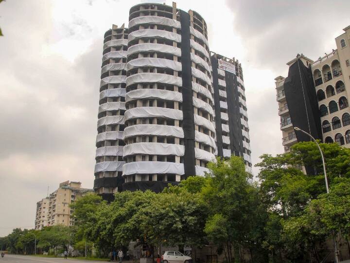 वहीं विस्फोट अभ्यास के दौरान के भी दोनों टावरों के आसपास किसी भी वाहन को वहां से गुजरने की अनुमति नहीं दी जाएगी. गुरुवार को नोएडा प्राधिकरण कार्यालय में एक बैठक की गई, जिसमें आसपास की सोसाइटियों के प्रतिनिधी, बिल्डिंग गिराने वाली कंपनी एडिफिस इंजीनियरिंग, लोकल पुलिस, फायर विभाग, सहित अन्य शामिल थे.