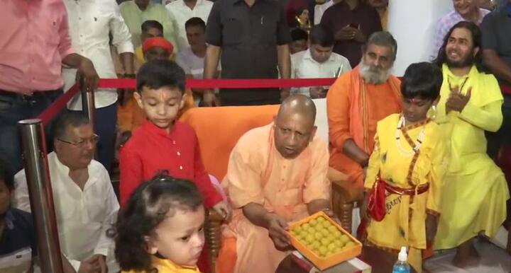 यहां श्री कृष्ण जन्मभूमि पर दर्शन करने के बाद सीएम योगी पूजा अर्चना में शामिल हुए. मुख्यमंत्री योगी आदित्यनाथ आज उत्तर प्रदेश तीर्थ विकास परिषद की ओर से वृंदावन के जयपुर मंदिर के समीप नवनिर्मित अन्नपूर्णा भोजनालय का भी लोकार्पण किया.