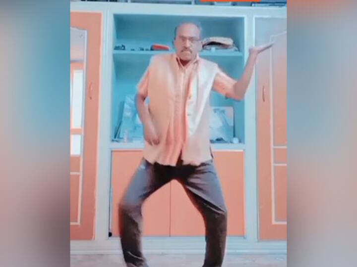 Viral video of elderly man grooving on Hrithik Roshan's song will make your day Viral Video : हृतिक रोशनचे चाहते आहात? या आजोबांचा डान्स व्हिडीओ एकदा पाहाच
