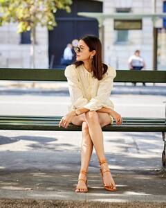 अनुष्का शर्माने शेअर केले शॉर्ट ड्रेसमधील सुंदर फोटो, तिचा फिटनेस पाहून चाहते झाले प्रभावित!