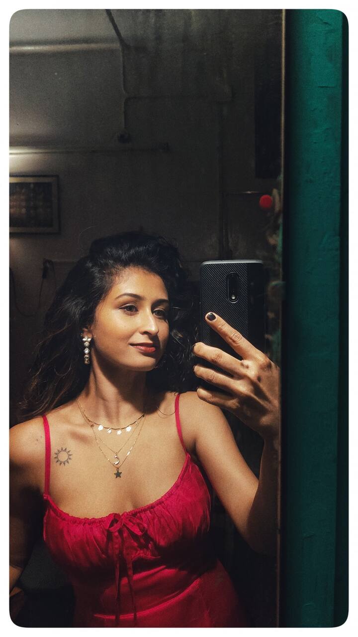 ষোলোয় পা দিলেন চিত্রাঙ্গদা শতরুপা (Chitrangada Satarupa)? লাল পোশাকে তন্বী শতরুপা যেন ষোড়শীই। সোশ্যাল মিডিয়ায় জন্মদিন উদযাপনের ছবি শেয়ার করে নিলেন নায়িকা।