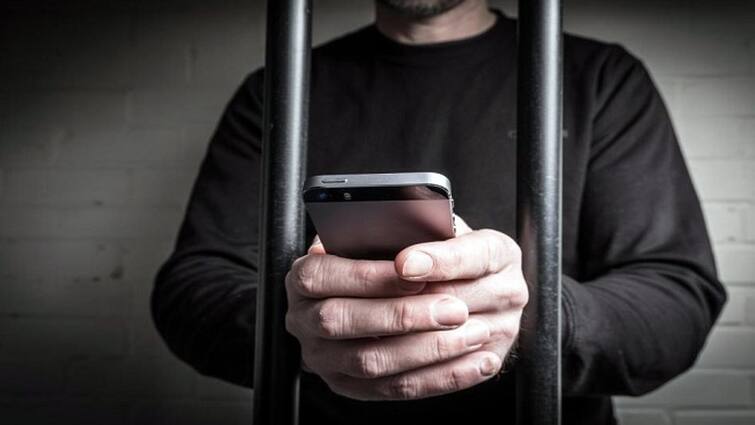 Faridkot News : From where are the mobile phones reaching the prisoners in the jails? Again 8 mobile phones recovered from Faridkot jail Faridkot News : ਜੇਲ੍ਹਾਂ 'ਚ ਕੈਦੀਆਂ ਕੋਲ ਕਿੱਥੋਂ ਪਹੁੰਚ ਰਹੇ ਮੋਬਾਈਲ ਫ਼ੋਨ? ਫਰੀਦਕੋਟ ਜੇਲ੍ਹ 'ਚੋਂ ਫਿਰ 8 ਮੋਬਾਈਲ ਬਰਾਮਦ 