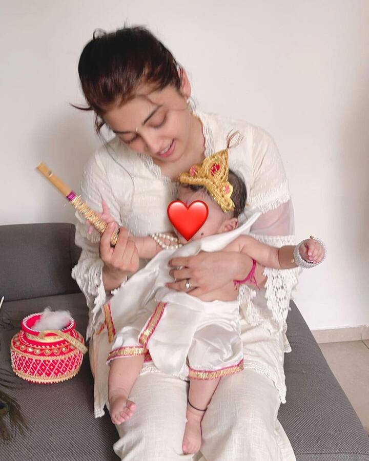 साउथ की खूबसूरत एक्‍ट्रेस प्रणिता सुभाष (Pranitha Subhash) इन दिनों मदरहूड को खूब एंजॉय कर रही हैं. उन्‍होंने अपनी बेटी को कान्‍हा बनाकर उसकी प्‍यारी-प्‍यारी तस्‍वीरें फैंस के साथ शेयर की हैं.