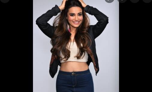 TVs Naagin Surbhi Jyoti wears short new dress and enjoyed maldives vacation Pics: ટીવી નાગિનનો ફરી હૉટ એન્ડ બૉલ્ડ અવતાર, શૉર્ટ ડ્રેસમાં દરિયા કિનારે આપ્યા આવા પૉઝ......