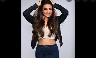 Pics: ટીવી નાગિનનો ફરી હૉટ એન્ડ બૉલ્ડ અવતાર, શૉર્ટ ડ્રેસમાં દરિયા કિનારે આપ્યા આવા પૉઝ......