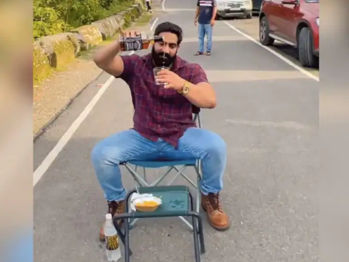 Bobby Kataria: Bobby Kataria was seen drinking alcohol on a chair in the middle of the road, many police teams were involved in the search. ਬੌਬੀ ਕਟਾਰੀਆ ਸੜਕ ਦੇ ਵਿਚਕਾਰ ਕੁਰਸੀ ਲਗਾ ਕੇ ਸ਼ਰਾਬ ਪੀਂਦਾ ਨਜ਼ਰ ਆਇਆ