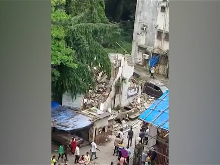 Mumbai Building Collapsed Borivali 4 flor building collapses in Borivali rescue operation has started Marathi News बोरिवलीत 4 मजली इमारत कोसळली; बचावकार्य सुरु