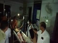 अस्पताल में नहीं थी लाइट, मोबाइल की रोशनी में हुआ घायल का इलाज, स्थानीय विधायक को सहनी पड़ी जलालत