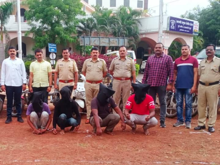 Car stealing  gang finally jailed;27 different cars seized Baramati Crime News: वाहन चोरणारी सराईत टोळी अखेर जेरबंद; 27 वेगवेगळ्या गाड्या जप्त