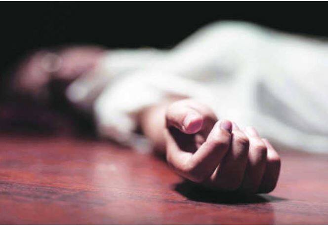 Woman Suicide from the third floor of the temple during Krishna Janmashtami Batala Road , Amritsar ਮੰਦਿਰ 'ਚ ਚੱਲ ਰਹੀਆਂ ਸੀ ਕ੍ਰਿਸ਼ਨ ਜਨਮ ਅਸ਼ਟਮੀ ਦੀਆਂ ਤਿਆਰੀਆਂ , ਔਰਤ ਨੇ ਤੀਜੀ ਮੰਜ਼ਿਲ ਤੋਂ ਮਾਰੀ ਛਾਲ