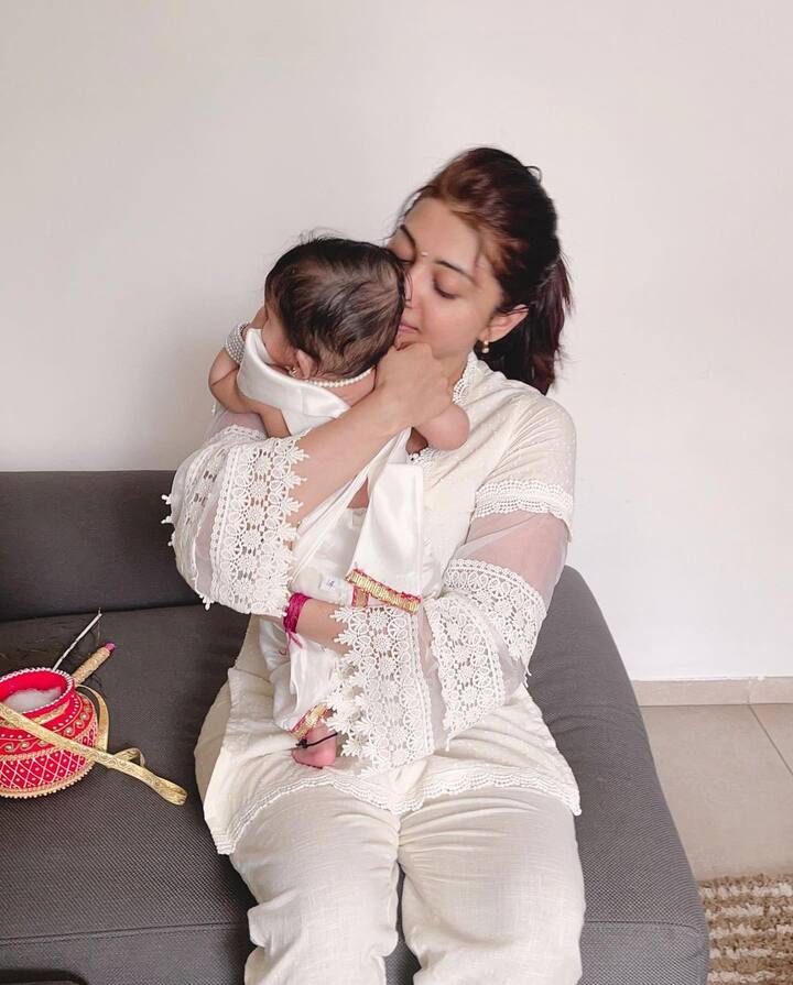 माखन का मटका भी साथ में नजर आ रहा है. हालांकि प्रणिता ने इमोजी का इस्‍तेमाल कर बेटी का चेहरा छिपा दिया है.