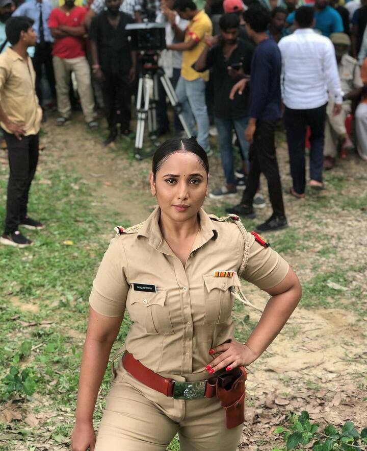 रानी चटर्जी जल्द ही गंगा गीता में पुलिस वाली की वर्दी में नजर आने वाली है. रानी चटर्जी का यह किरदार दर्शकों को अभी से काफी एक्साइटेड कर रहा है. रानी का एक्शन अवतार देखने के लिए फैंस बेताब हुए जा रहे हैं.