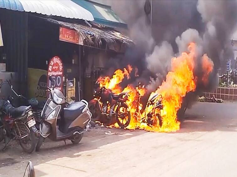 fire broke out at a tea shop in Tanjore due to fuel leaking from a cylinder TNN தஞ்சையில்  டீ கடையில் பற்றி எரிந்த சிலிண்டர் - அலறியடித்து ஓடிய மக்கள்