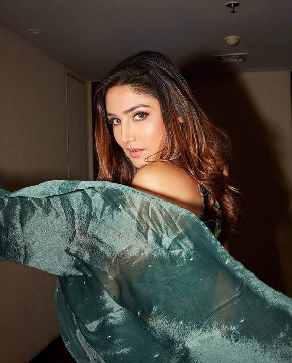 Donal Bisht ने स्टाइलिश आउटफिट में बिखेरा जलवा, सिजलिंग लुक देख फैंस हुए क्रेजी