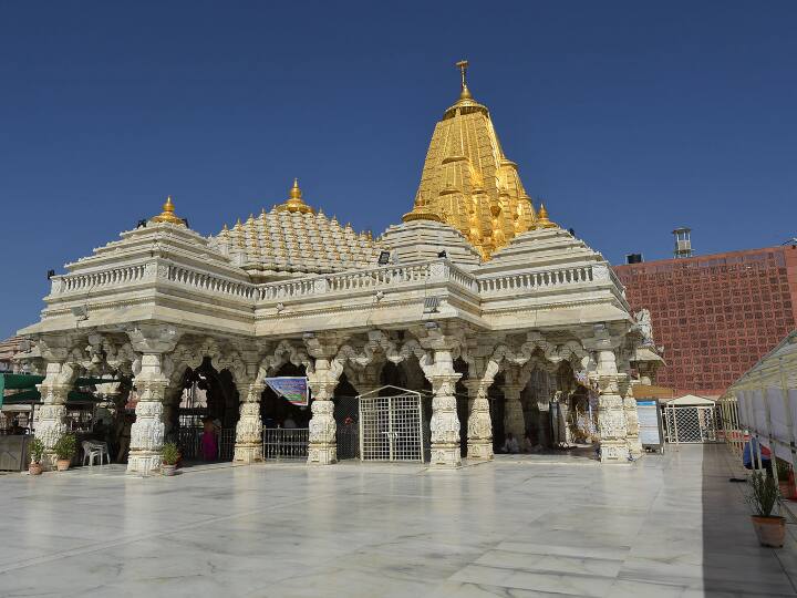 कहा जाता है कि इस मंदिर की पूजा पूर्व-वैदिक काल से की जाती रही है. सोने के शंकु के साथ सफेद संगमरमर से बना मंदिर मूल रूप से नागर ब्राह्मणों द्वारा बनाया गया था. इस मंदिर के सामने एक मुख्य प्रवेश द्वार है और केवल एक छोटा सा साइड-डोर है, क्योंकि ऐसा माना जाता है कि माताजी (अंबाजी का दूसरा नाम) ने किसी अन्य दरवाजे को जोड़ने से मना किया है.