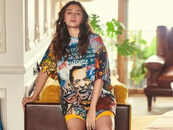 pregnant alia bhatt stylish tshirt and footwear at brahmastra event know her overall look cost Alia Pregnancy Fashion: प्रेग्नेंसी के दौरान आलिया भट्ट का फैशन है ऑन प्वॉइंट, बेबी बंप छिपाने के लिए कैरी किया इतना महंगा लुक