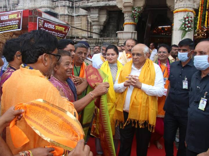 Gujarat CM Bhupendra Patel offers prayers at Dwarkadhish temple wishes for Janmashtami Dwarkadhish Temple: गुजरात के सीएम भूपेंद्र पटेल ने द्वारकाधीश मंदिर में की पूजा-अर्चना, जन्माष्टमी की दी शुभकामनाएं