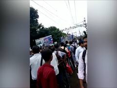 ठाणे -कळवा रेल्वे स्थानकात आंदोलन; एसी लोकल रोखली, प्रवाशांना हटवत रेल्वे पोलिसांकडून लोकल वाहतूक पूर्ववत