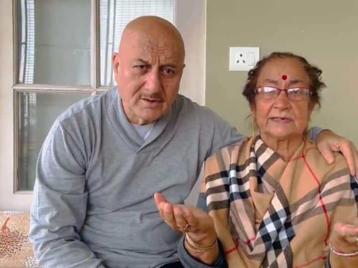 Anupam Kher shares special video with his mother for Janmashtami occasion Janmashtami 2022: जन्माष्टमी पर अनुपम खेर ने शेयर किया स्पेशल वीडियो, मां के साथ मिलकर देशवासियों को दी शुभकामानएं