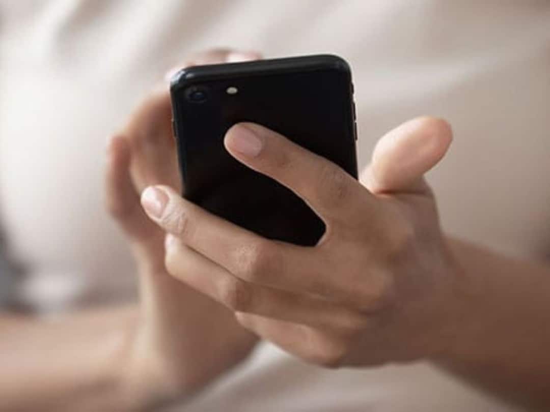 dhule news update young man became a victim of psychosis due to excessive use of mobile phones in dhule district Dhule News : मोबाईलच्या अतिवापराने तरुण ठरला सायकोसिसचा बळी, धुळे जिल्ह्यातील शिरपूर तालुक्यातील घटना