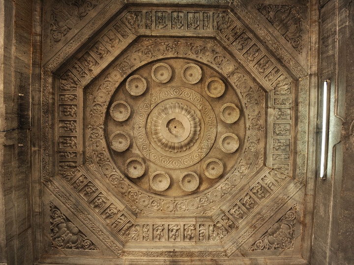 अंबाजी में नवरात्रि का त्योहार जबरदस्त उत्साह और धूमधाम के साथ मनाया जाता है. हर साल भादरवी पूर्णिमा के दिन यहां मेला लगता है. तीर्थयात्री अंबाजी आने और देवी के दर्शन करने के लिए दूर-दराज के स्थानों से पैदल यात्रा करते हैं.