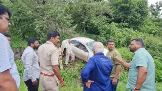 Kasara Accident : कसारा घाटात कार उलटून थेट नाल्यात, चालकाचा मृत्यू, छगन भुजबळही धावले मदतीला