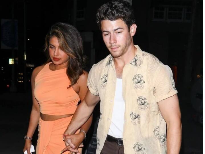 प्रियंका चोपड़ा और निक जोनस जब भी साथ नजर आते हैं फैंस का दिल जीत लेते हैं. उनकी तस्वीरें आए दिन सोशल मीडिया पर वायरल होती रहती हैं. बीती रात भी दोनों साथ में स्पॉट हुए.