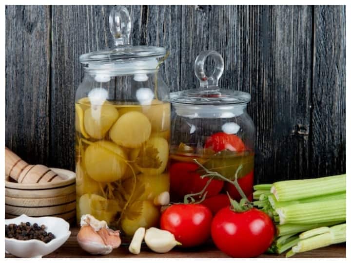 Pickle Benefits: instant green tomato pickle know how to make it Pickle Benefits: हरे टमाटर के अचार के फायदे जानकर रह जाएंगे हैरान, ये है आसान रेसिपी